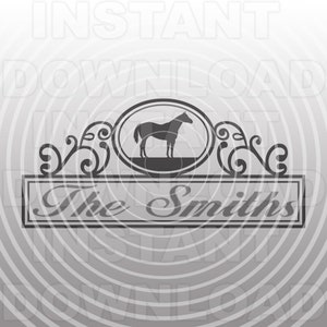 Peut inclure: Silhouette noire et blanche d'un cheval dans un cadre circulaire avec des volutes ornées de chaque côté. Sous le cadre se trouve une pancarte rectangulaire avec le texte "The Smiths" en écriture cursive.