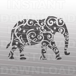 Puede incluir: Ilustración en escala de grises de un elefante con intrincados patrones florales blancos que llenan su silueta. El elefante se representa en una pose de caminar, con su trompa y colmillos claramente visibles. El fondo tiene las palabras blancas "INSTANT DOWNLOAD".