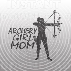 Puede incluir: Silueta de una persona sosteniendo un arco y una flecha, con el texto "Archery Girl Mom" en una fuente estilizada.