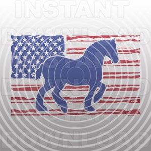 Könnte beinhalten: Silhouette eines Pferdes in Blau vor einem verwitterten Hintergrund der amerikanischen Flagge. Die Flagge hat rote und weiße Streifen und blaue Sterne.