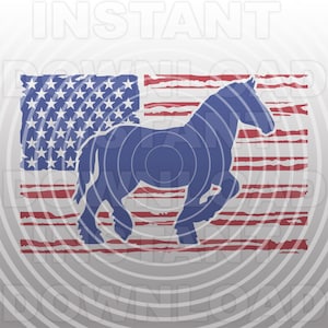 Könnte beinhalten: Eine blaue Silhouette eines Pferdes, das über einem verwitterten amerikanischen Flaggenhintergrund läuft. Die Flagge hat rote und weiße Streifen und blaue Sterne im Kanton.