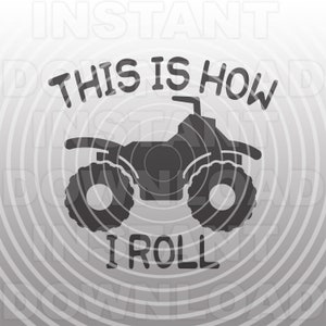 Pode incluir: Um design gráfico preto e branco com a silhueta de um ATV com o texto "This is how I roll".