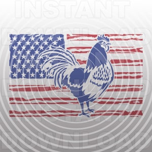 Può includere: Una silhouette di gallo blu su uno sfondo di bandiera americana usurata. La bandiera ha strisce rosse e bianche e stelle blu.