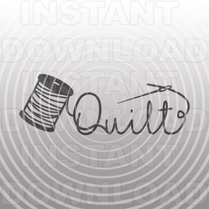 Puede incluir: Una ilustración en blanco y negro de un carrete de hilo y una aguja con la palabra "Quilt" escrita en letra cursiva.