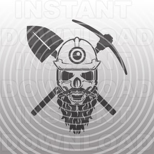 Op de afbeelding: Een zwart-witte illustratie van een schedel met een mijnwerkershelm met een houweel en een schop gekruist erachter. De schedel heeft een baard en een tandenknarsend grijnzen.