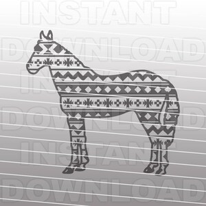Könnte beinhalten: Graustufen-Illustration eines Pferdes mit einem dekorativen Muster, das seine Silhouette ausfüllt. Das Muster enthält geometrische Formen wie Rauten, Dreiecke und Kreuze. Der Text "INSTANT DOWNLOAD" befindet sich im Hintergrund.