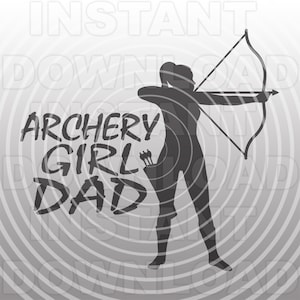 Puede incluir: Silueta de una persona sosteniendo un arco y una flecha, con el texto "Archery Girl Dad" en letras negras.
