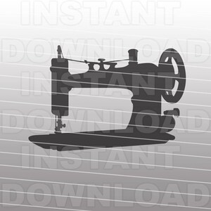 Puede incluir: Una silueta negra de una máquina de coser vintage con un pedal y una rueda grande en el lado derecho.
