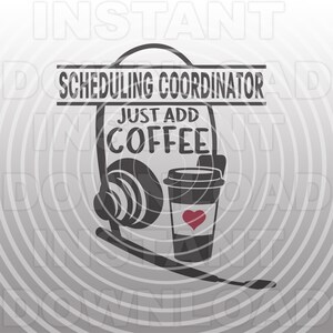 Puede incluir: Diseño gráfico en blanco y negro de unos auriculares y una taza de café con el texto "Scheduling Coordinator Just Add Coffee".