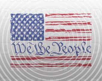 Puede incluir: Bandera estadounidense desgastada con las palabras "We the People" en una fuente vintage. La bandera es roja, blanca y azul con un aspecto descolorido y desgastado.
