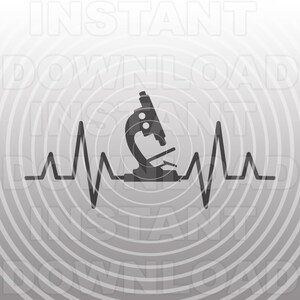 Puede incluir: Una ilustración en blanco y negro de un microscopio con una línea de latido del corazón debajo. La imagen está sobre un fondo gris con círculos concéntricos.