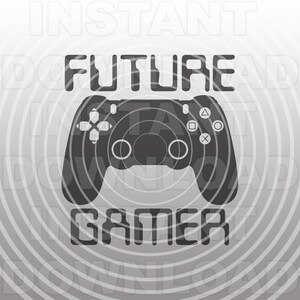Può includere: Un design grafico in bianco e nero con un controller per videogiochi con il testo "FUTURE GAMER" sopra. Il design è su uno sfondo di cerchi concentrici.