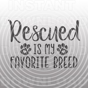 Op de afbeelding: Een grijswaardenafbeelding met de woorden "Rescued is my favorite breed" in een decoratief lettertype. Twee pootafdrukken flankeren de woorden "is my". De achtergrond heeft een radiaal patroon.