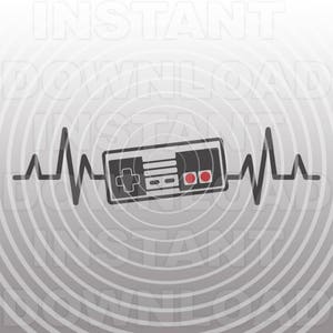 Puede incluir: Un mando de videojuegos negro y gris con botones rojos está conectado a un gráfico de latido del corazón gris y blanco.