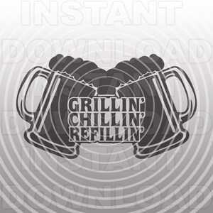 Może przedstawiać: Czarno-biała sylwetka dwóch kufli piwa, które się zderzają, z tekstem "Grillin' Chillin' Refillin'" w stylizowanym kroju pisma.