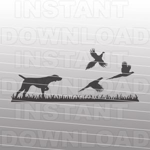 Puede incluir: Un gráfico de silueta negra que muestra un perro de caza de pie en hierba alta, con tres aves en vuelo sobre el perro. La imagen incluye el texto repetido INSTANT DOWNLOAD superpuesto en todo el diseño en un color gris claro.