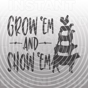 Puede incluir: Diseño en silueta en blanco y negro con el texto "Grow 'em and Show 'em". El diseño presenta un gallo de pie sobre una oveja, que está de pie sobre una cabra, que está de pie sobre un cerdo, que está de pie sobre una vaca.