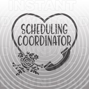 Könnte beinhalten: Schwarzweißes Grafikdesign eines Herzens mit einem Telefonhörer und dem Text "Scheduling Coordinator" im Inneren. Das Herz ist mit einem floralen Design verziert.
