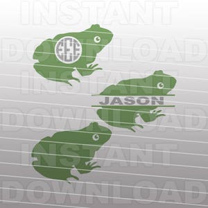 Peut inclure: Trois silhouettes de grenouilles vertes avec du texte personnalisé. La grenouille du haut a les lettres "EEE" à l'intérieur d'un cercle. La grenouille du milieu a le nom "JASON" divisé entre le haut et le bas de la grenouille. La grenouille du bas est unie.