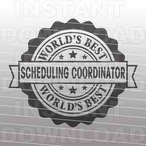 Puede incluir: Una pegatina en blanco y negro con el texto "World's Best Scheduling Coordinator" en una pancarta. El texto está rodeado de un círculo con el texto "World's Best" y cinco estrellas.