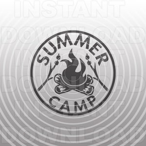 Könnte beinhalten: Schwarz-weiß-Illustration eines Lagerfeuers mit den Worten "Summer Camp" in einem Kreis darum.