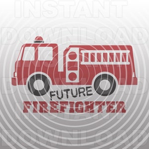 Può includere: Illustrazione di un'autopompa rossa con la scritta "FUTURE FIREFIGHTER". Il camion ha una scala, una sirena e grandi ruote nere. Lo sfondo presenta un design radiale.