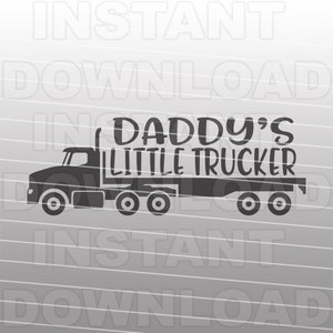 Könnte beinhalten: Schwarze und weiße Silhouette eines Sattelzuges mit dem Text "Daddy's Little Trucker" an der Seite des Anhängers.