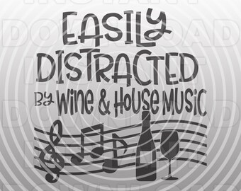 Könnte beinhalten: Schwarzweißes Grafikdesign mit dem Text "Easily Distracted by Wine & House Music". Das Design zeigt eine Weinflasche, ein Weinglas und Noten.