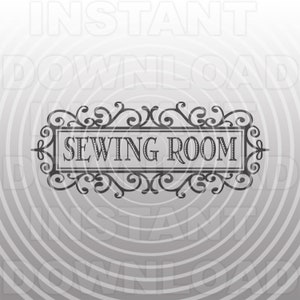 Puede incluir: Un letrero en blanco y negro con adornos de volutas alrededor de los bordes. El letrero dice "Sewing Room" en una fuente decorativa.