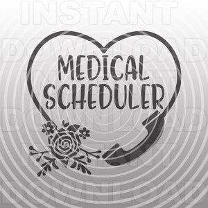 Könnte beinhalten: Schwarz-weiße Silhouette eines Herzens mit einem Telefonhörer und dem Text "MEDICAL SCHEDULER" darin. Unter dem Herzen befindet sich ein florales Design mit einer Rose.
