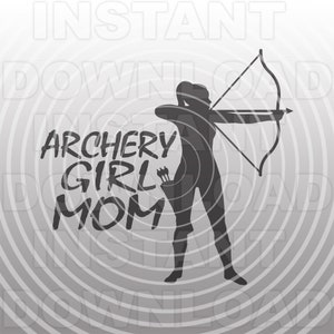 Puede incluir: Silueta de una persona sosteniendo un arco y una flecha, con el texto "Archery Girl Mom" en una fuente estilizada.