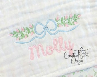 Broderidesign med rosenknopp och blommig vinranka (digital nedladdning): Blommig monogramram