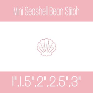 以下が含まれることがあります： 「Mini Seashell Bean Stitch」の文字と貝殻の刺繍デザインが施されたピンクと白のグラフィックデザイン。テキストの下には、サイズが記載されています。2.5 cm、3.8 cm、5 cm、6.4 cm、7.6 cm。