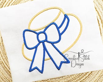 Chapeau de paille d'été avec noeud dans un contour en satin, broderie machine, téléchargement numérique, millésime grand-millénaire