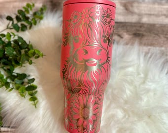 Vaso térmico Salmon HydroJug Traveler de 40 oz con grabado de vaca de las Tierras Altas, taza floral personalizada con diseño de vaca, regalo para ella, Hydrojug con nombre personalizado.