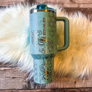 Vaso Stanley grabado, vaso Protour personalizado de espuma de mar, taza Stanley con diseño floral de abeja de miel, vasos Stanley personalizados con abeja imagen 1