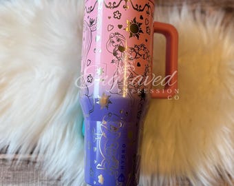 Gobelet princesse gravé cheveux longs HydroJug Traveler 40 oz rose poudré, coupe conte de fées tour, cadeau livre de contes personnalisé