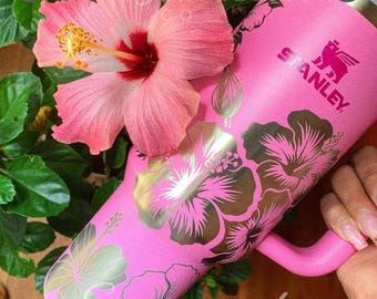 Vaso Stanley Quencher grabado: Peonía hawaiana, flor de hibisco.