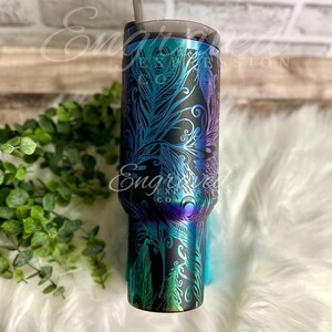 Engraved Stanley Tumbler: Black Chroma Peacock Feather Design afbeelding 2