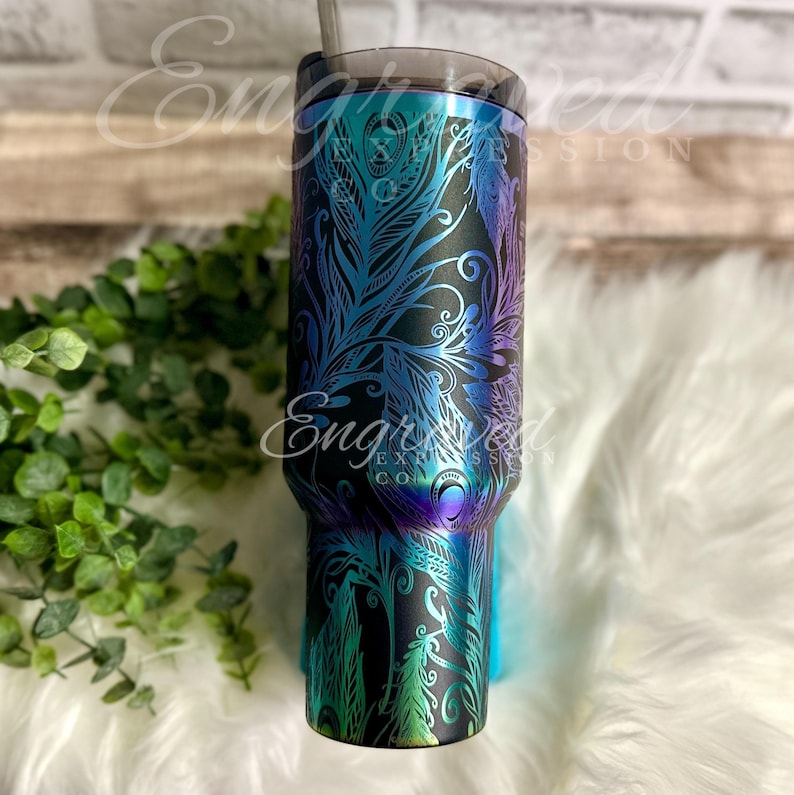 Engraved Stanley Tumbler: Black Chroma Peacock Feather Design afbeelding 2