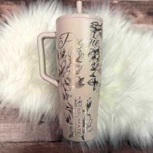 Copo Brumate Era gravado a laser Magnolia em Dune Brumate Era Copo de qualidade personalizado 40 oz Magnolia Brumate Presente personalizado