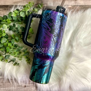 Engraved Stanley Tumbler: Black Chroma Peacock Feather Design afbeelding 3