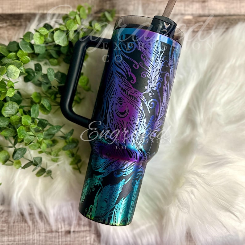 Engraved Stanley Tumbler: Black Chroma Peacock Feather Design afbeelding 3