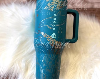 Vaso HydroJug Traveler Glacier de 40 oz con grabado de delfín, vaso personalizado con diseño oceánico, regalo tropical para ella, Hydrojug con nombre personalizado.