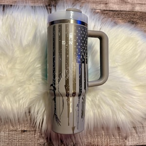 Gravierte Stanley 40 Unzen Becher aus Esche Naturbursche Design mit Amerikanischer Flagge Elch Angelhaken Ente Personalisierter Geschenk Stanley Cup für Ihn