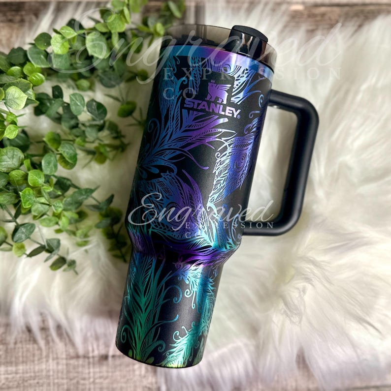 Engraved Stanley Tumbler: Black Chroma Peacock Feather Design afbeelding 1