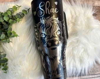Vaso térmico HydroJug Traveler negro de 40 oz con grabado de vaca de las Tierras Altas, taza personalizada con estampado floral de vaca, regalo para ella con diseño de vaca, Hydrojug con nombre personalizado.