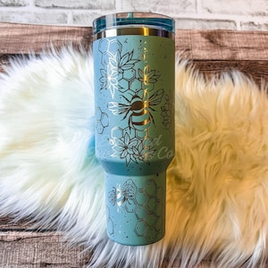 Vaso Stanley grabado, vaso Protour personalizado de espuma de mar, taza Stanley con diseño floral de abeja de miel, vasos Stanley personalizados con abeja imagen 2