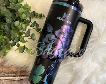 Gobelet Stanley noir chroma gravé : motif de fleur d'hibiscus tropical