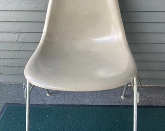 1967 Eames Herman Miller Sedia laterale con scocca in fibra di vetro Elefante bianco H